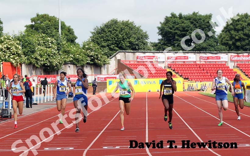 No 5 Funto Fabunmi-Alade (Berks) wins the 200 metres Senior Girls.